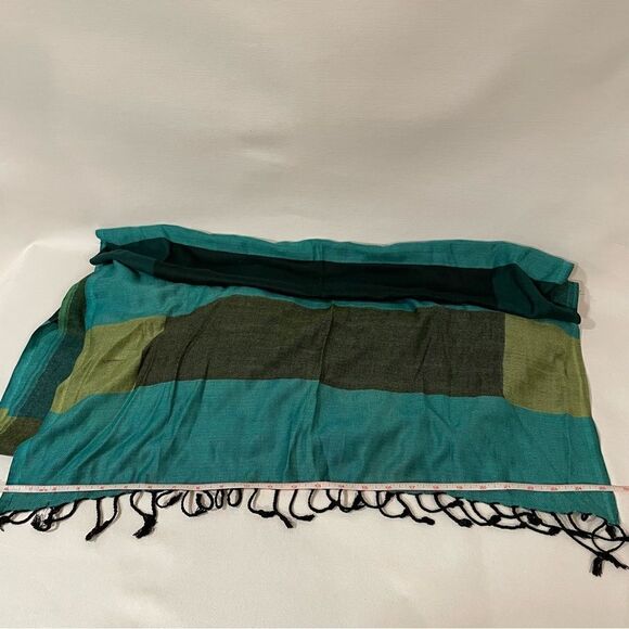 Scarf wrap in greens - Picture 4 of 7